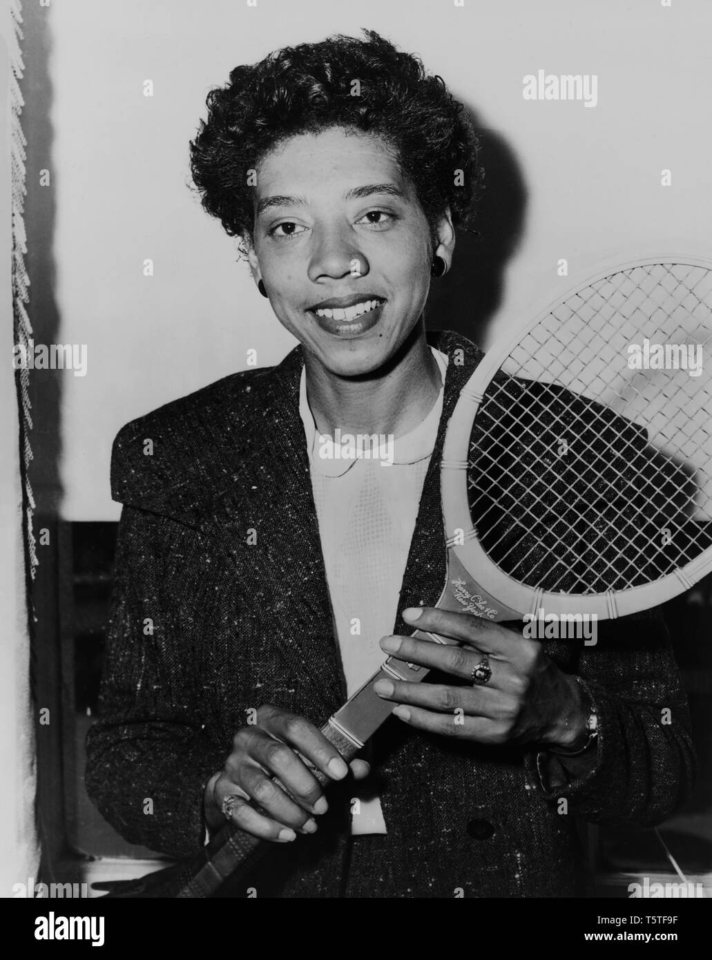 Althea Gibson, Afrikanische amerikanische Tennisspieler, Brustbild holding Tennis racquet, durch Fred Palumbo, New York World-Telegram und die Sonne Zeitung Foto Sammlung, 1956 Stockfoto