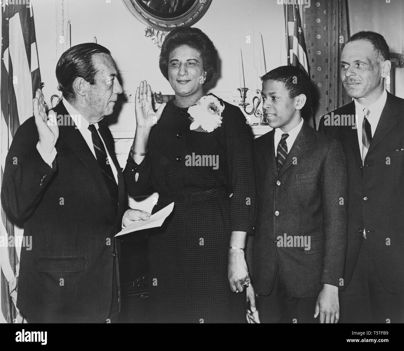 Bodensee B. Motley, mit Familie, die Vereidigung als Manhattan Präsident von Bürgermeister Robert Wagner, New York City, New York, USA, Phyllis Twachtman, Welt Telegramm & Sun, den 25. Februar 1965 Stockfoto