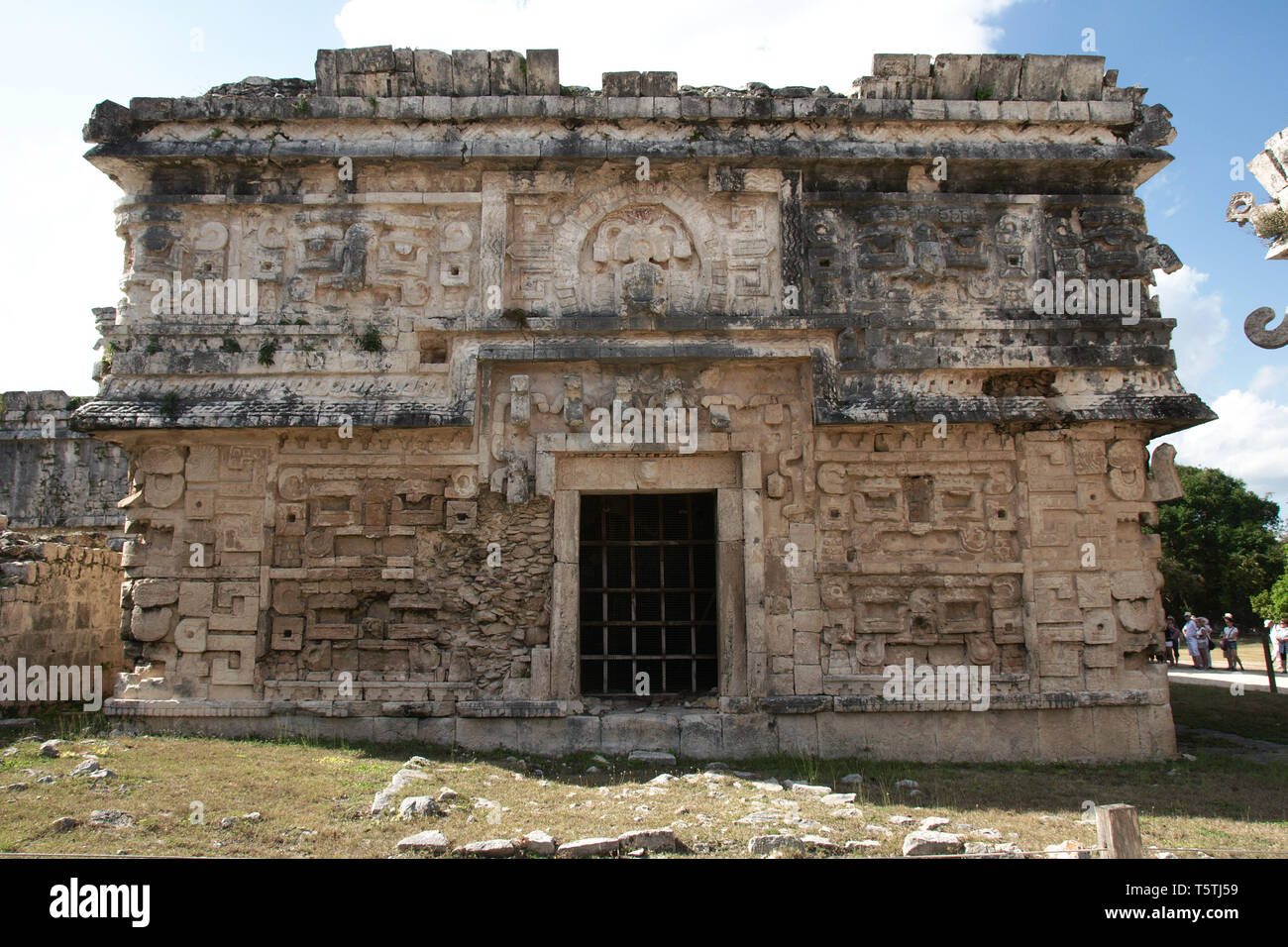 Blick auf die Ruinen der Maya auf der Chichen Itza Archäologische Stätte entfernt, die zum UNESCO-Weltkulturerbe gehört. Yucatan, Mexiko. Stockfoto