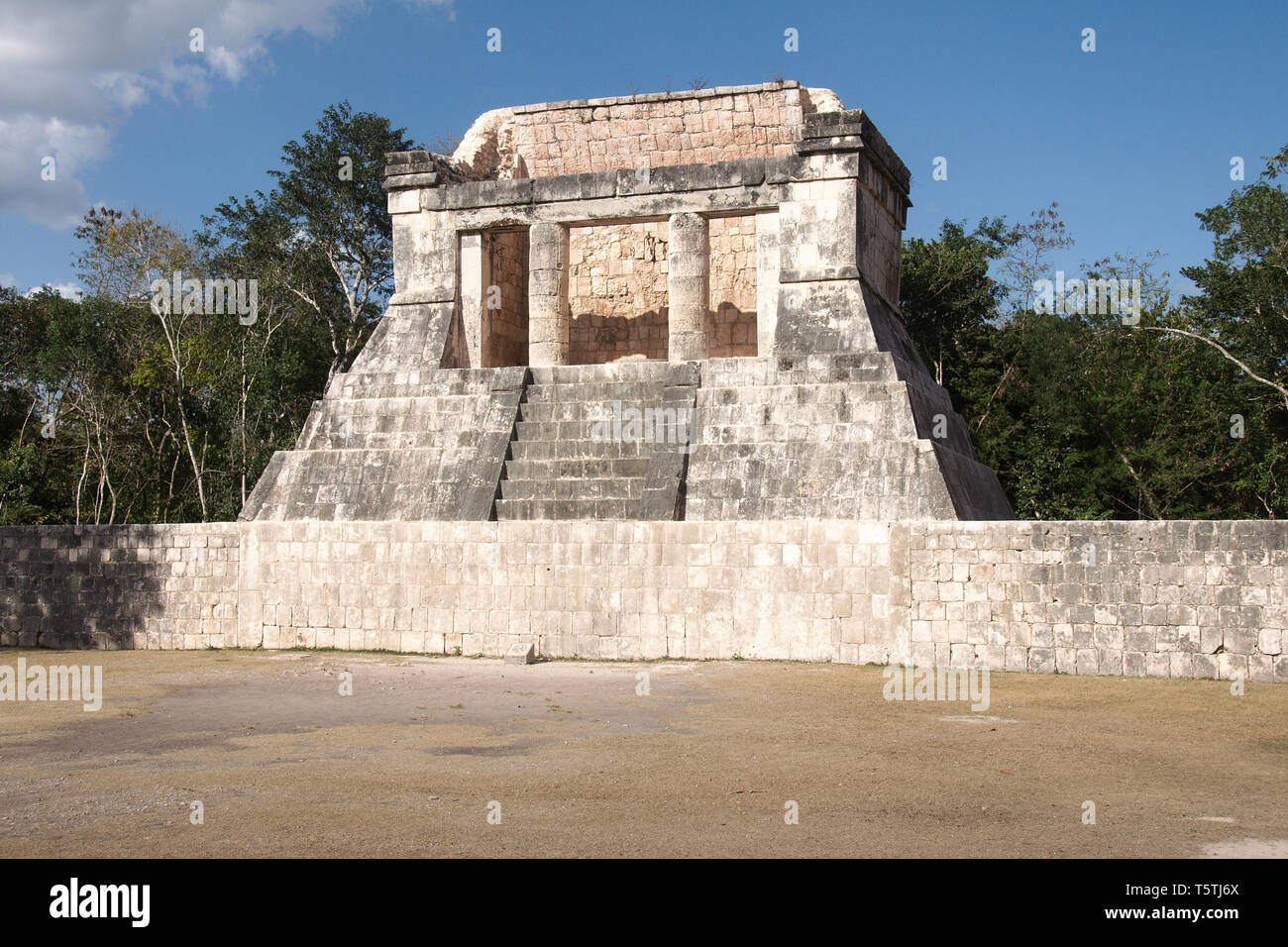 Blick auf die Ruinen der Maya auf der Chichen Itza Archäologische Stätte entfernt, die zum UNESCO-Weltkulturerbe gehört. Yucatan, Mexiko. Stockfoto