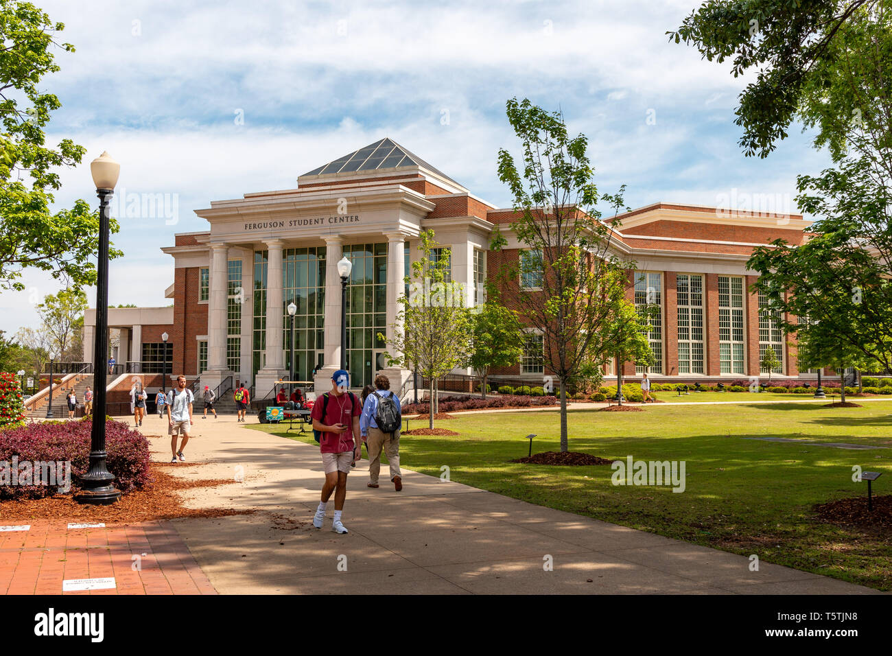 Studenten, die die Universität von Alabama Campus vor dem Ferguson Student Center. Stockfoto