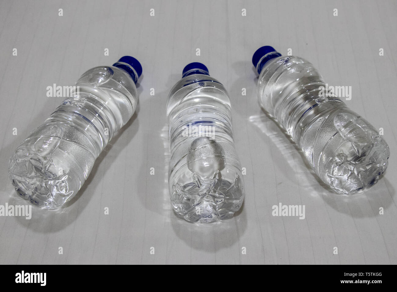 Kunststoff Flasche Wasser liegend auf dem Bett. Stockfoto