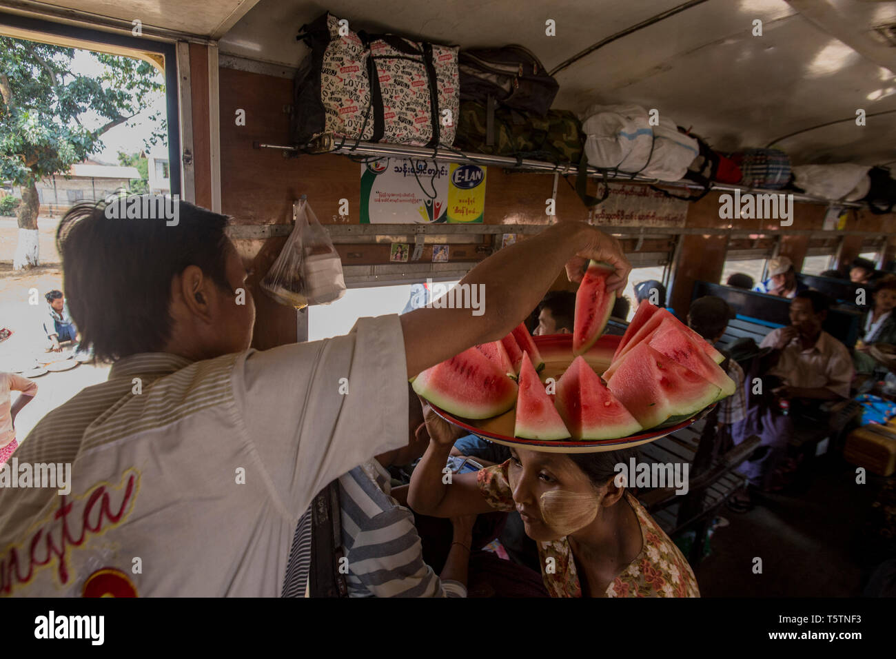 Frau verkaufen Scheiben Wassermelone auf dem Zug nach Thazi, Shan Staat, Myanmar. Stockfoto