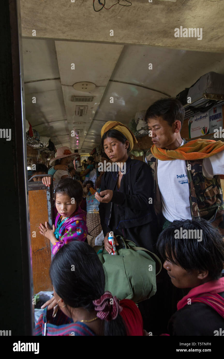 Überfüllte Schlitten auf den Zug nach Thazi, Shan Staat, Myanmar. Stockfoto