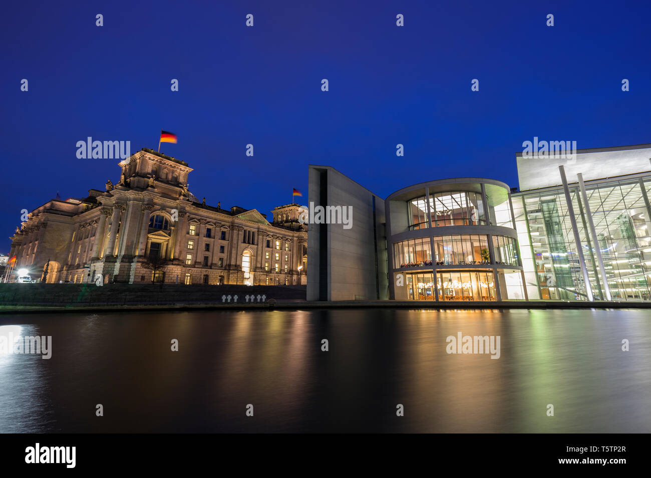 Beleuchtete Parlament Gebäude Reichstag und Paul-Loebe-Haus an der Spree in Berlin, Deutschland, in der Dämmerung. Stockfoto