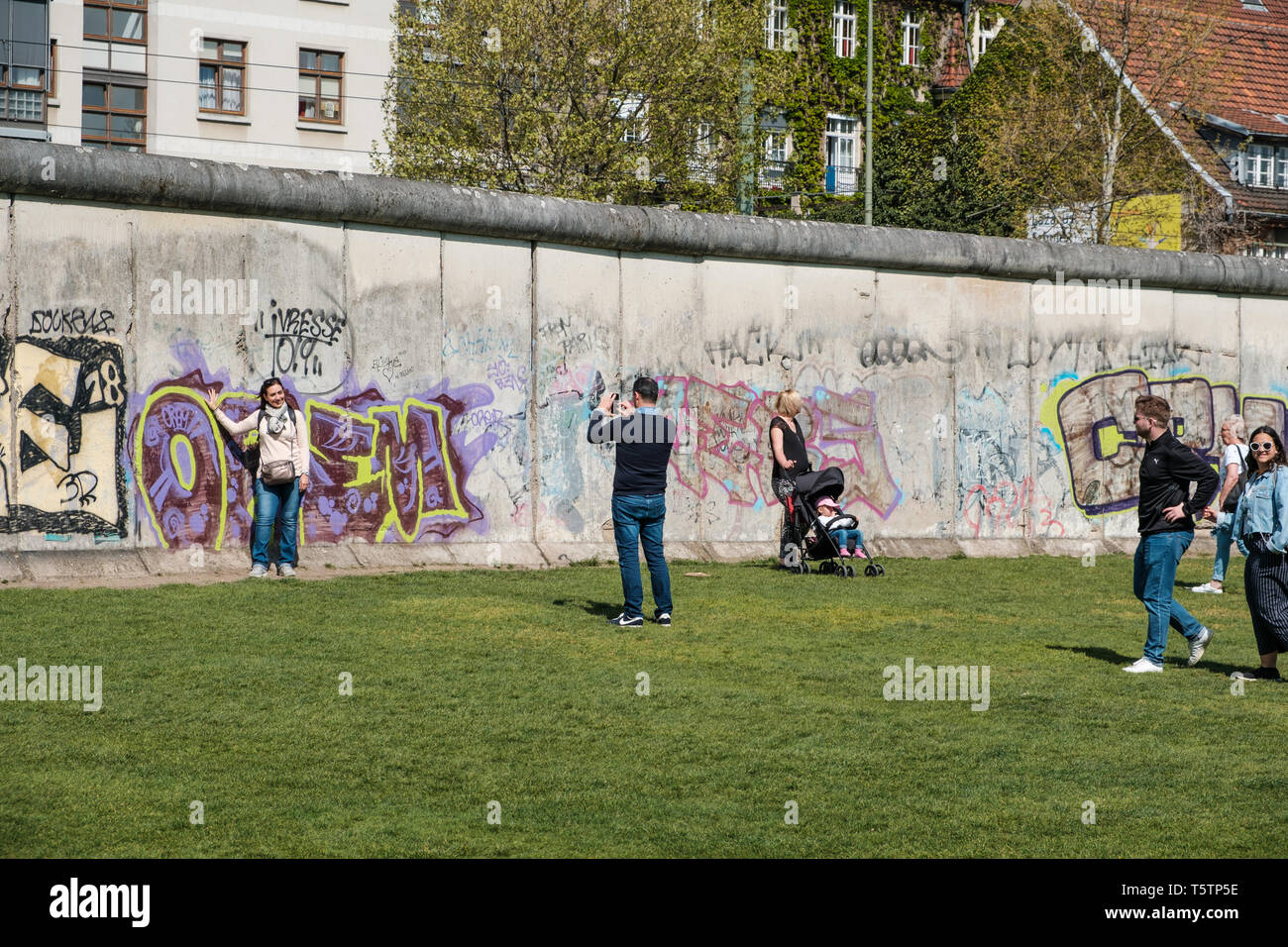 Berlin, Deutschland - April 2019: Menschen, Bilder, die in der Gedenkstätte Berliner Mauer Berlin, Mitte Stockfoto