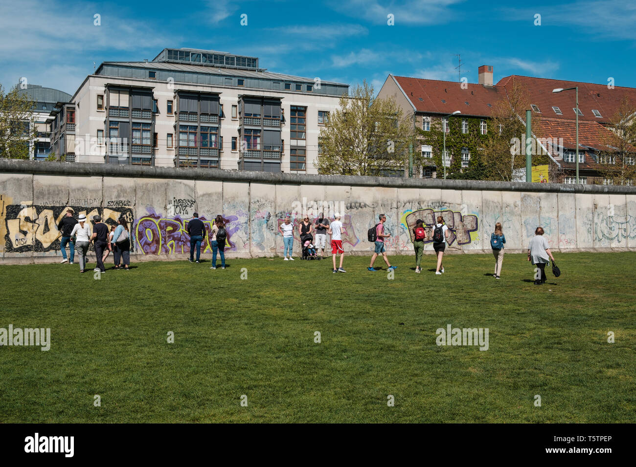 Berlin, Deutschland - April 2019: Touristische Menschen Bilder nehmen an der Gedenkstätte Berliner Mauer Berlin, Mitte Stockfoto