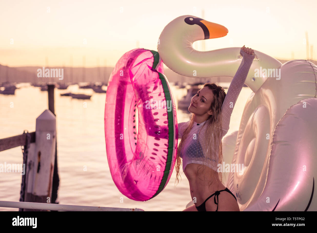 Frau blow up Holding pool Spielzeug Stockfoto