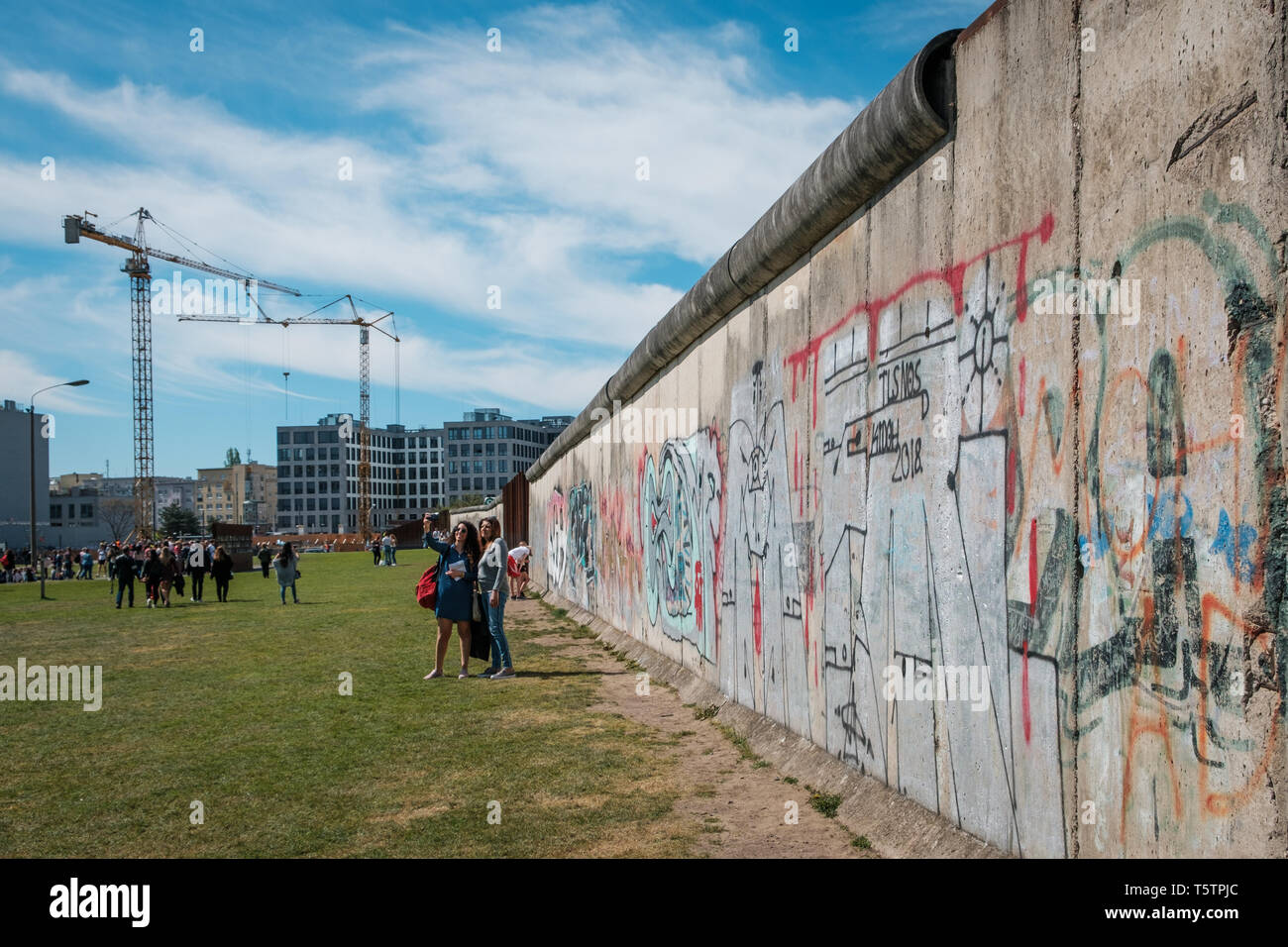 Berlin, Deutschland - April, 2019: Zwei touristische Mädchen unter selfie Bild an der Gedenkstätte Berliner Mauer Stockfoto