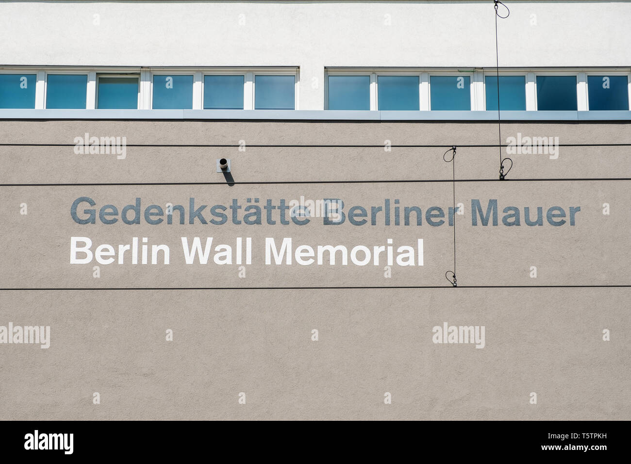 Berlin, Deutschland - April 2019: Gedenkstaette Berliner Mauer (die Gedenkstätte Berliner Mauer), Berlin, Deutschland Stockfoto