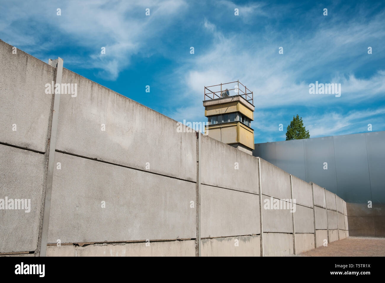 Berlin, Deutschland - April 2019: Die Gedenkstätte Berliner Mauer, der ehemaligen Grenze zwischen Ost und West Berlin. Stockfoto