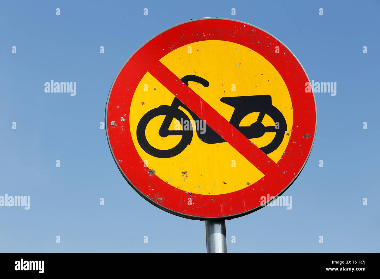 Mopeds Verboten Schild gegen den blauen Himmel. Stockfoto