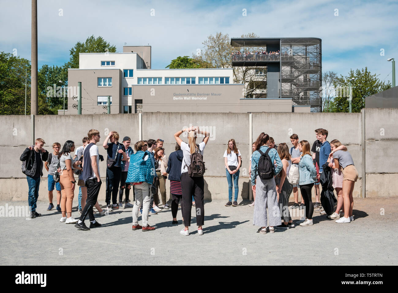 Berlin, Deutschland - April, 2019: Studentische Gruppe den Besuch der Gedenkstätte Berliner Mauer in der Nähe Nordbahnhof. Stockfoto