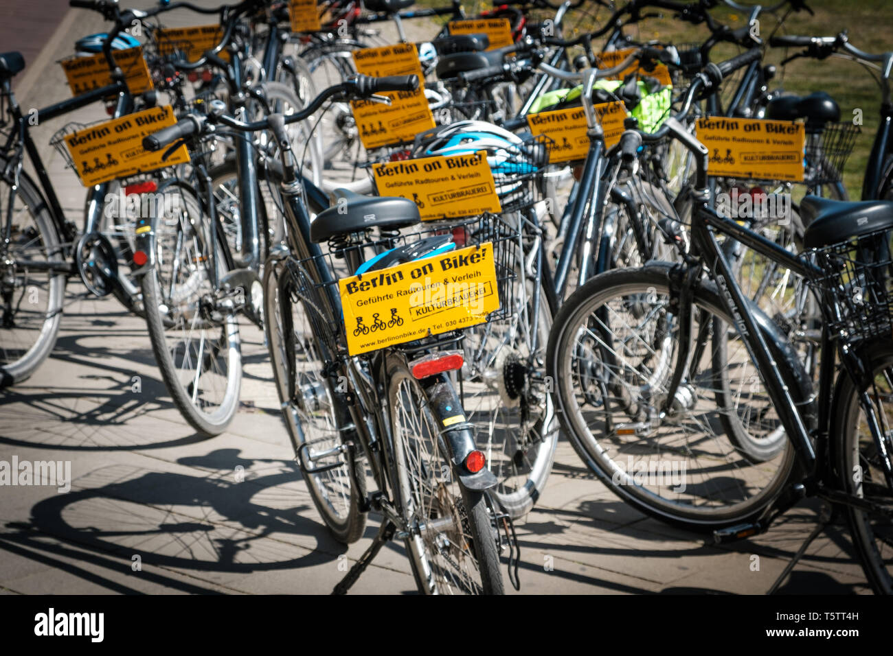 Berlin, Deutschland - April 2019: Gruppe von-Berlin on Bike - Fahrräder auf Stree zum Mieten für Besichtigungen Stockfoto