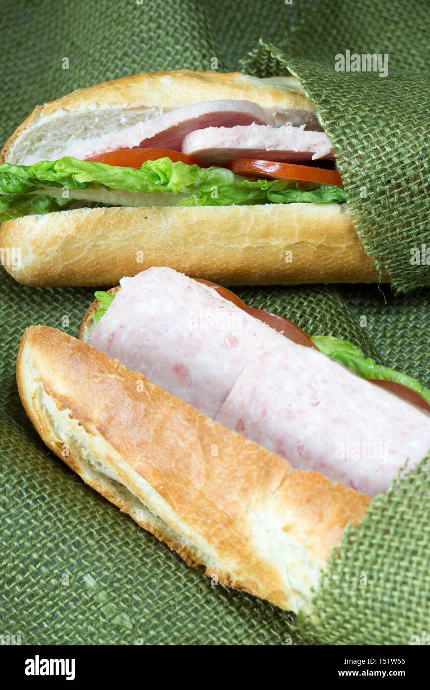 Sandwich in Tuch gewickelt Stockfoto