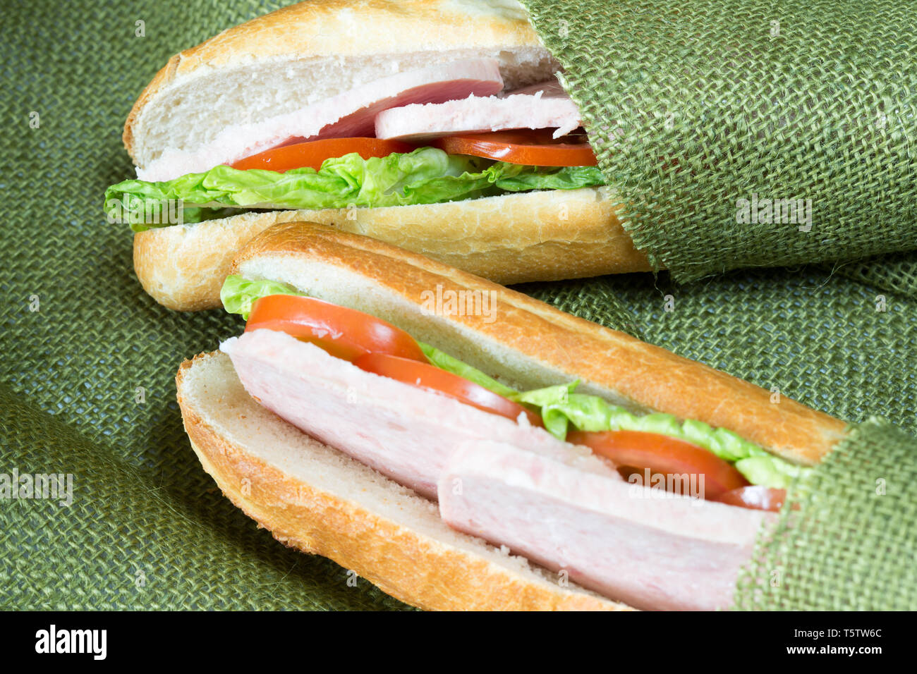 Sandwich in Tuch gewickelt Stockfoto