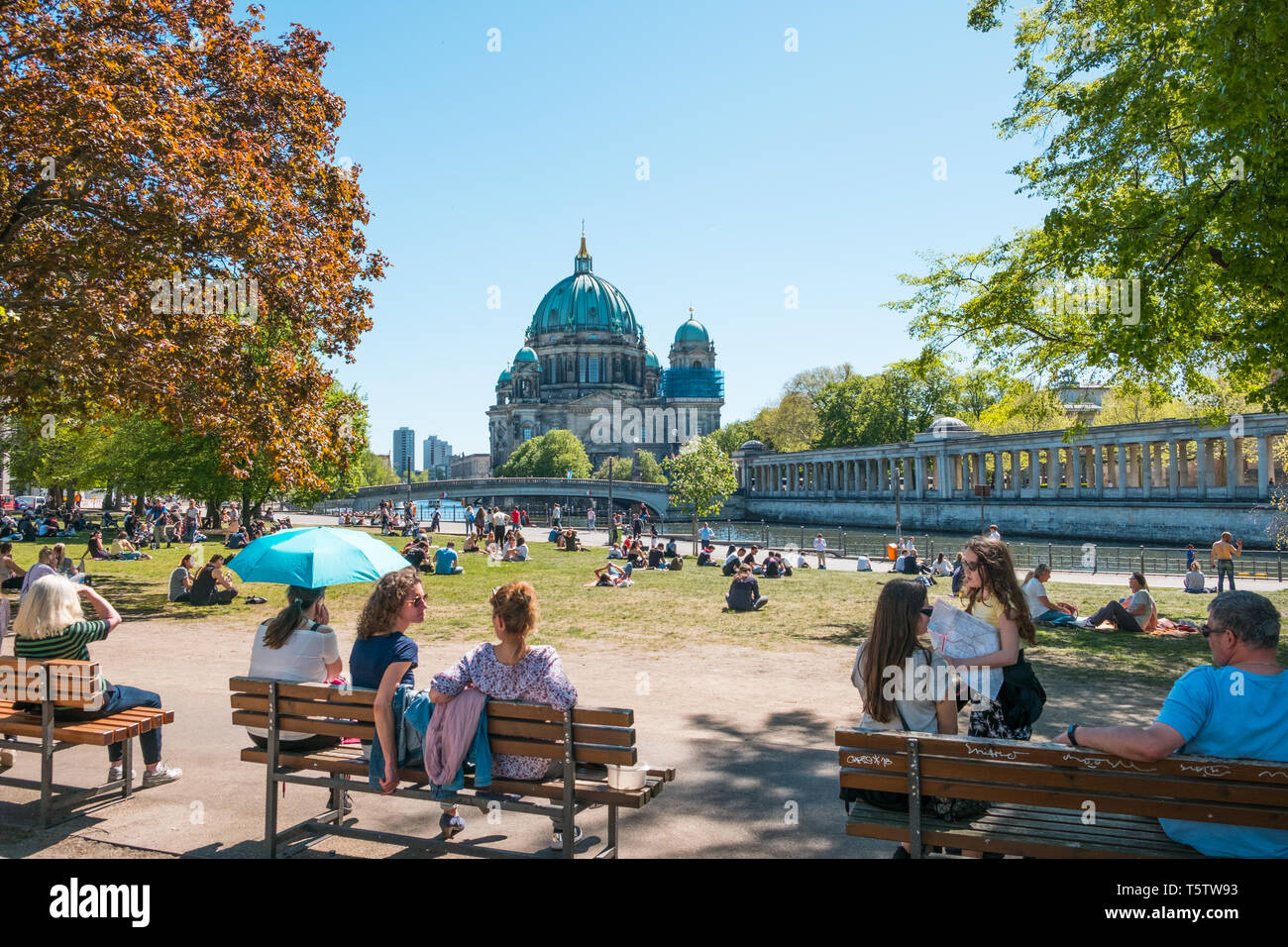 Berlin, Deutschland - April, 2019: Die Menschen in den öffentlichen Park an einem sonnigen Tag in der Nähe der Museumsinsel und dem Berliner Dom Stockfoto
