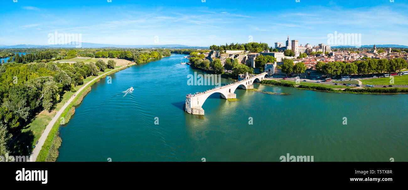 Pont Saint Benezet Brücke und Rhone Antenne Panoramablick in Avignon. Avignon ist eine Stadt auf der Rhone in Südfrankreich. Stockfoto