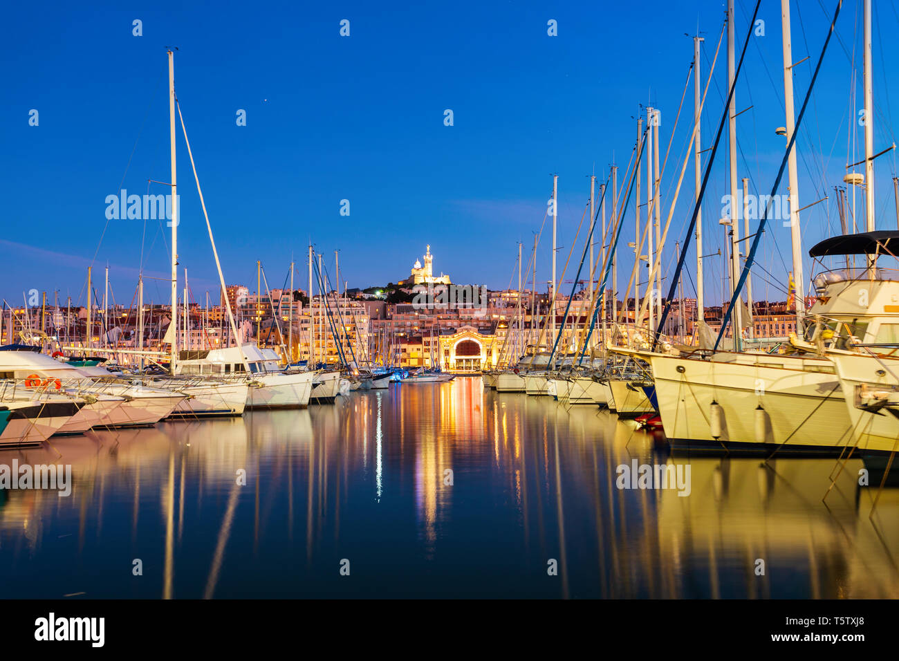 Alten Hafen in Marseille. Marseille ist die zweitgrößte Stadt Frankreichs. Stockfoto