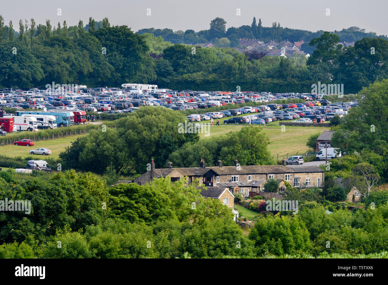 Hohe Ansehen des geschäftigen showground Parkplatz unter blauem Himmel im Sommer (Zeilen von Fahrzeugen im Feld geparkt) - Große Yorkshire zeigen, Harrogate, England, UK. Stockfoto