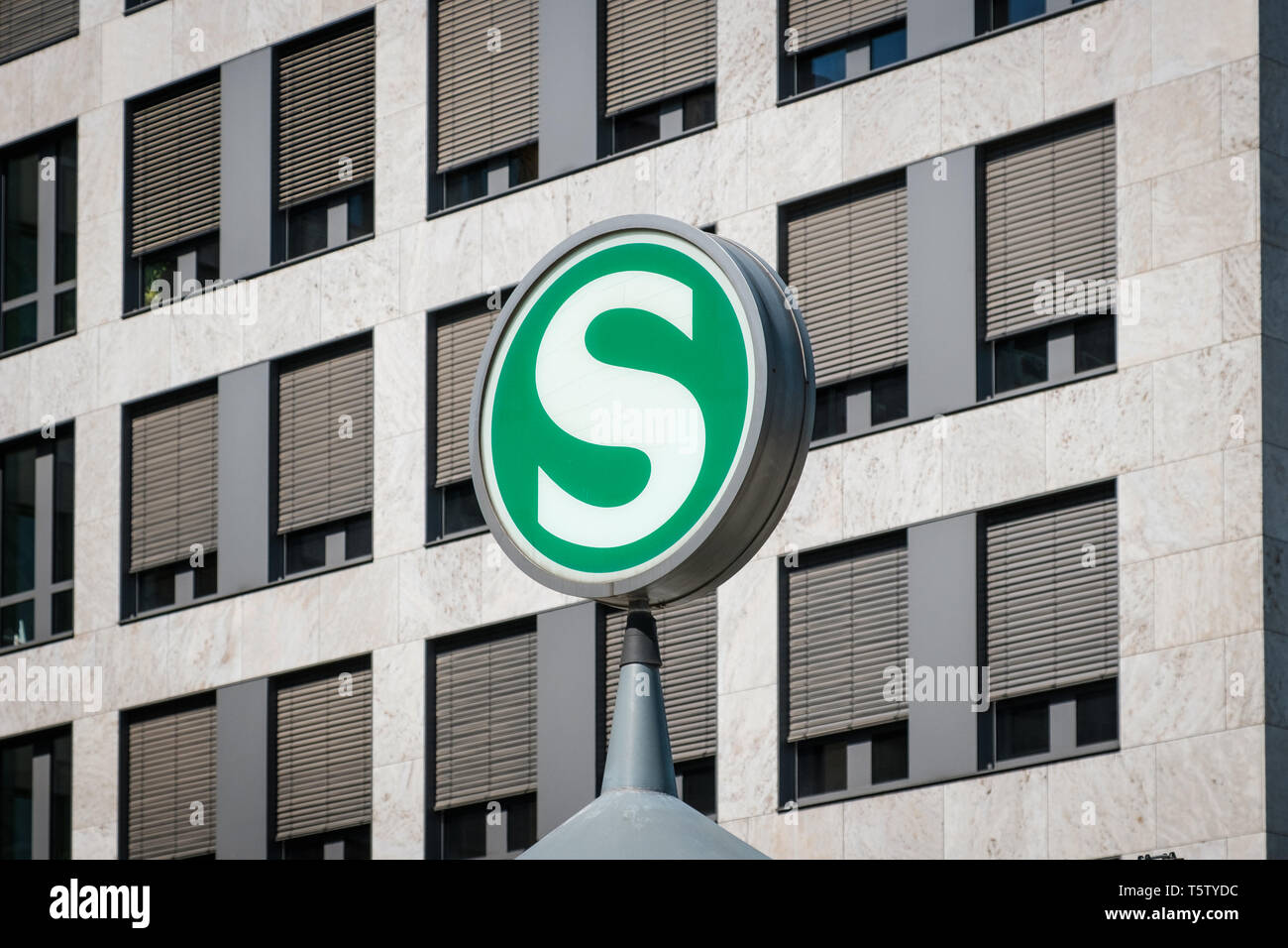 Berlin, Deutschland - April 2019: Die S-Bahn Logo Zeichen, das Symbol der öffentlichen Bahn Personennahverkehr System in Berlin. Stockfoto