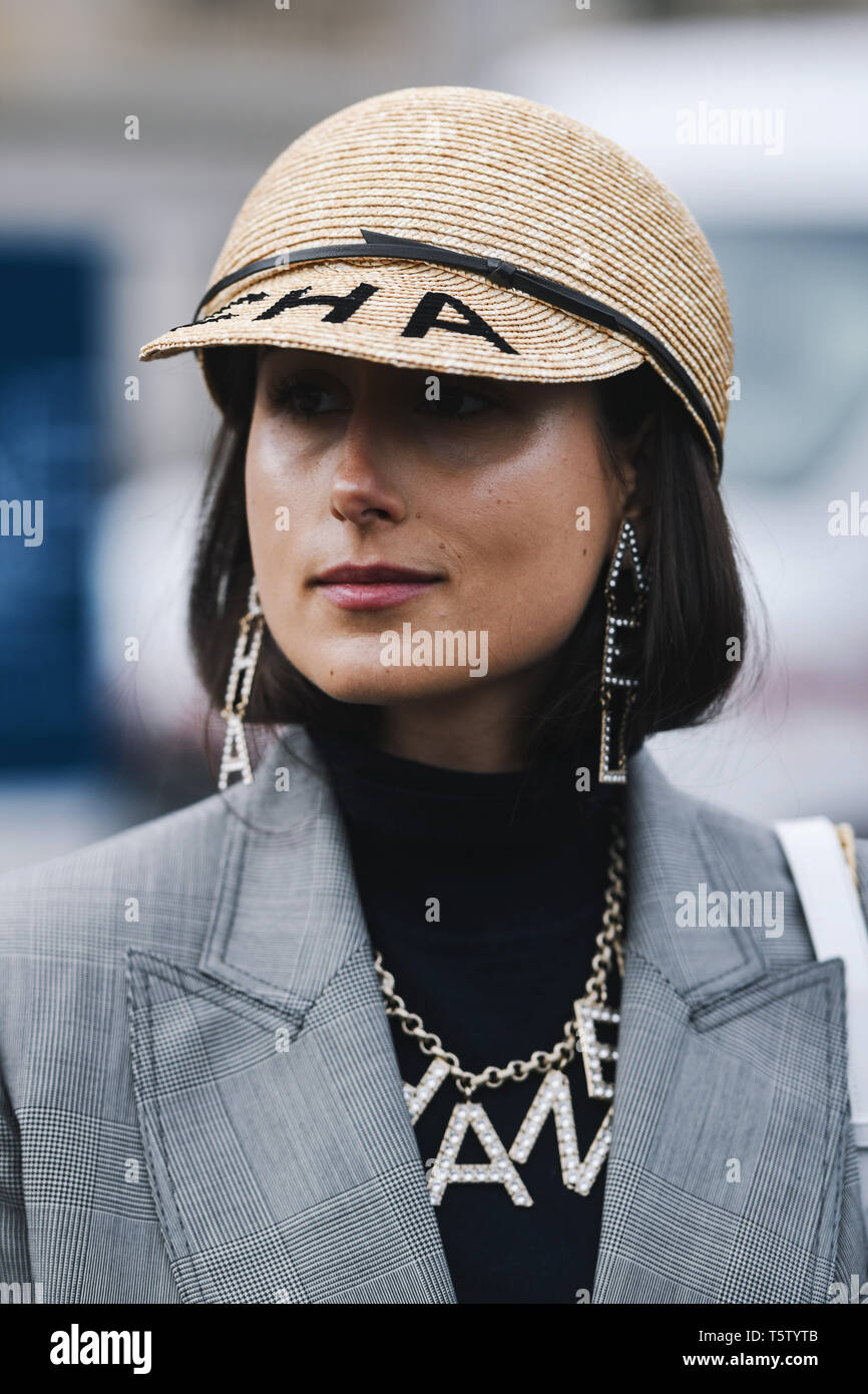 Paris, Frankreich - 5. März 2019: Street Style Outfit - Julia Haghjoo vor einer Fashion Show in Paris Fashion Week - PFWFW 19. Stockfoto