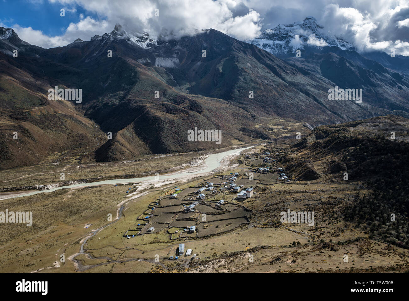 Die abgelegenen Dorf Chozo und seine Berge, Lunana Gewog, Gasa Bezirk, Snowman Trek, Bhutan Stockfoto