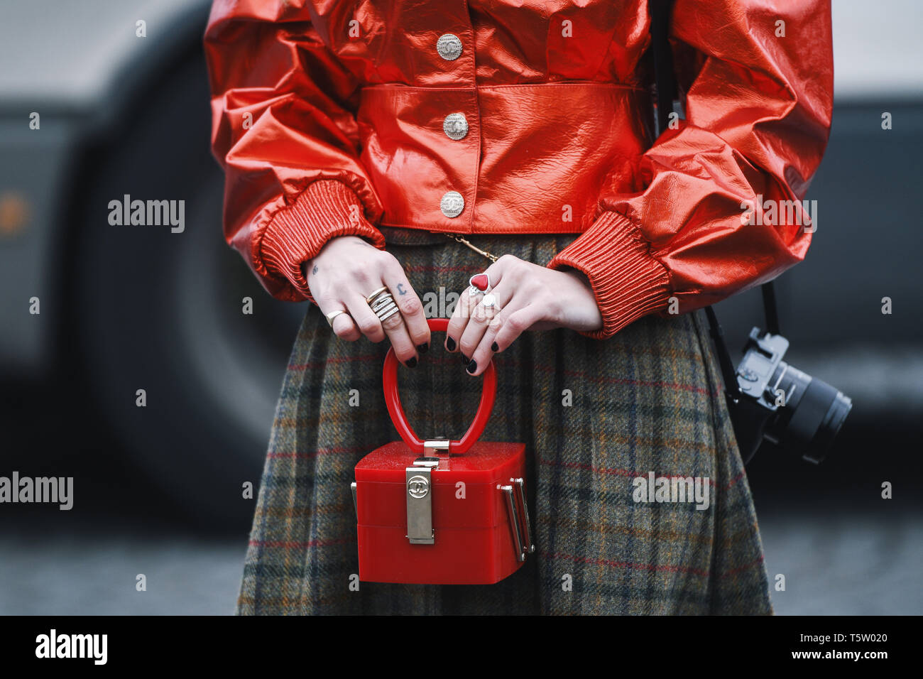 Paris, Frankreich, 05.März 2019: Street Style Outfit - Chanel Tasche im Detail nach einer Fashion Show in Paris Fashion Week - PFWFW 19. Stockfoto