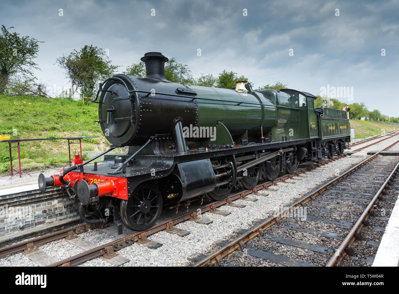 RC Cheltenham, ENGLAND - 24. APRIL 2019: Alte restaurierte Dampflok am Gloucestershire Warwickshire Steam Railway am Anschluss von Cheltenham RC. Stockfoto