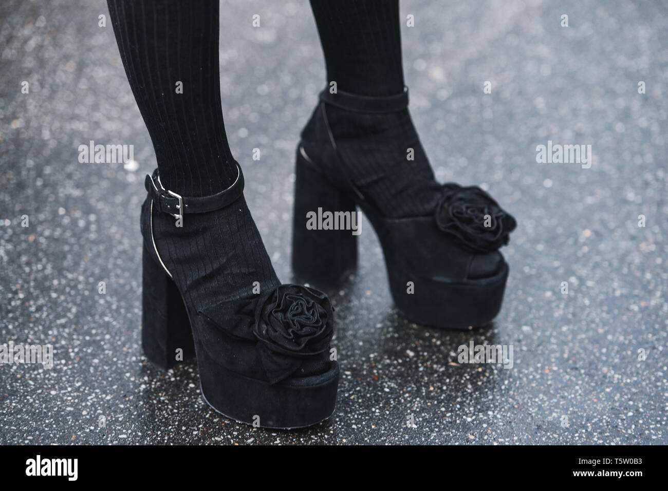 Paris, Frankreich, 05.März 2019: Street Style Outfit - Elegante Schuhe nach einer Fashion Show in Paris Fashion Week - PFWFW 19. Stockfoto