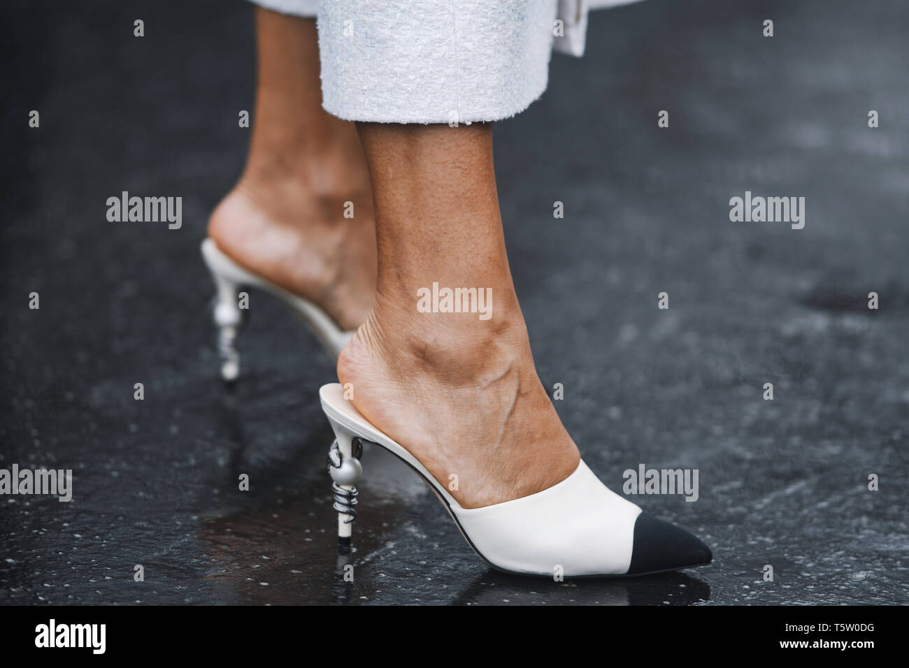 Paris, Frankreich, 05.März 2019: Street Style Outfit - Elegante Schuhe nach einer Fashion Show in Paris Fashion Week - PFWFW 19. Stockfoto