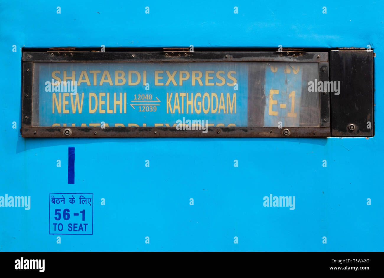 Ziel Zeichen auf der ersten Klasse Beförderung von einem indischen Eisenbahn Zug von New Delhi nach Ramgarh in Uttarakhand im Norden Indiens Stockfoto