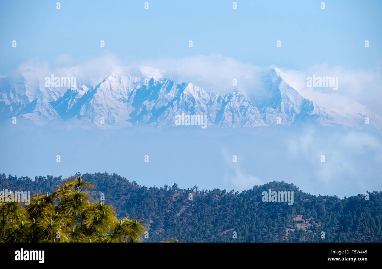 Imposante Bergwelt des hohen Himalaya in der Nanda Devi reichen vom Nullpunkt in die binsar Landkreis Unterallgäu im Norden Indiens Stockfoto
