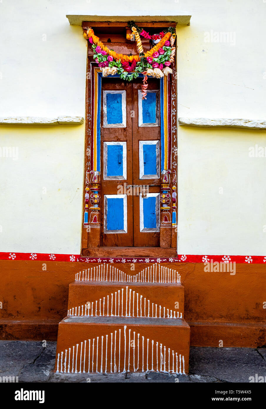 Dekoriert Türen in einem Haus in Supi Dorf hoch oben in den Saryu Tal der Uttarakhand Himalaya im Norden Indiens Stockfoto