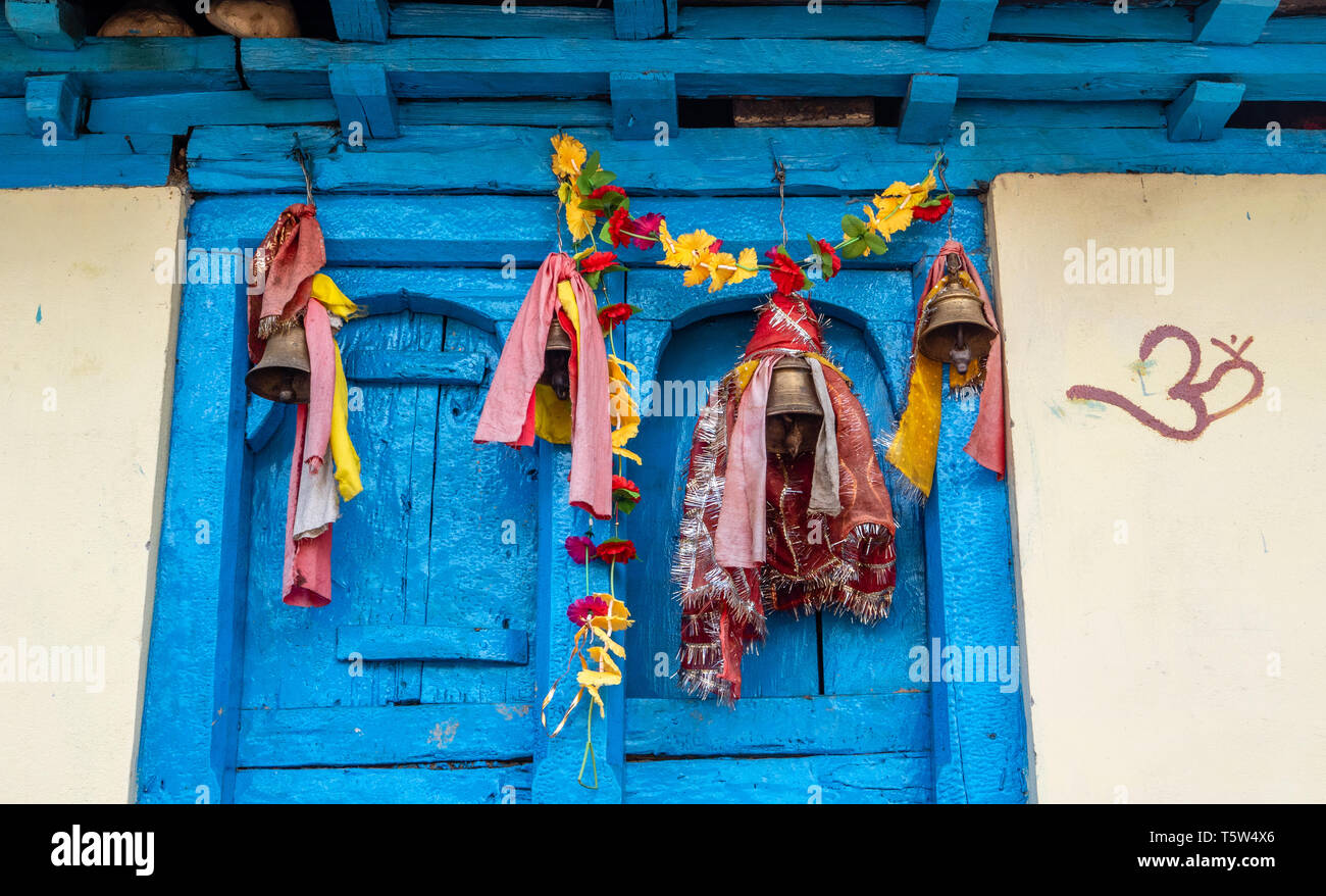 Aufwändig verzierte Türen und Fenster der wichtigsten Haus in Supi Dorf hoch oben in den Saryu Tal der Uttarakhand Himalaya im Norden Indiens Stockfoto