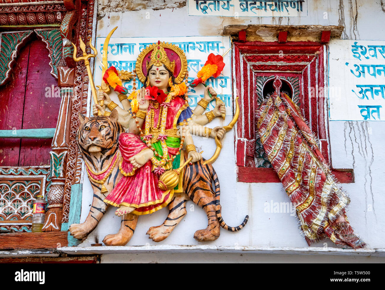 Dreidimensionales Bild der hinduistischen Gottheit Durga der Unbesiegbare, ein Tiger auf Principal Dorfhaus von Supi in Uttarakhand Himalaya Indien Stockfoto