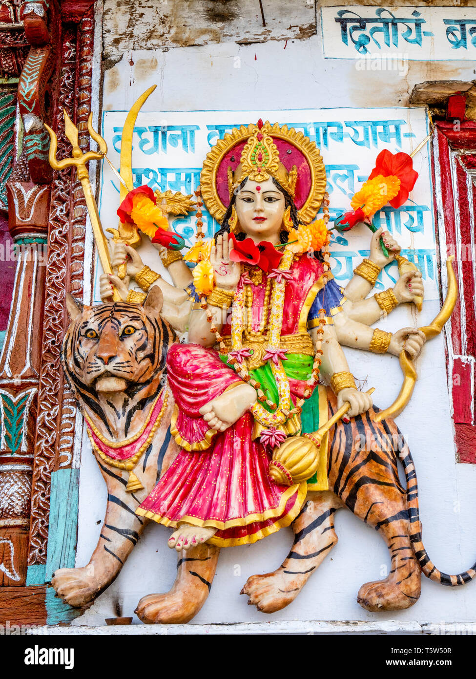 Dreidimensionales Bild der hinduistischen Gottheit Durga der Unbesiegbare, ein Tiger auf Principal Dorfhaus von Supi in Uttarakhand Himalaya Indien Stockfoto