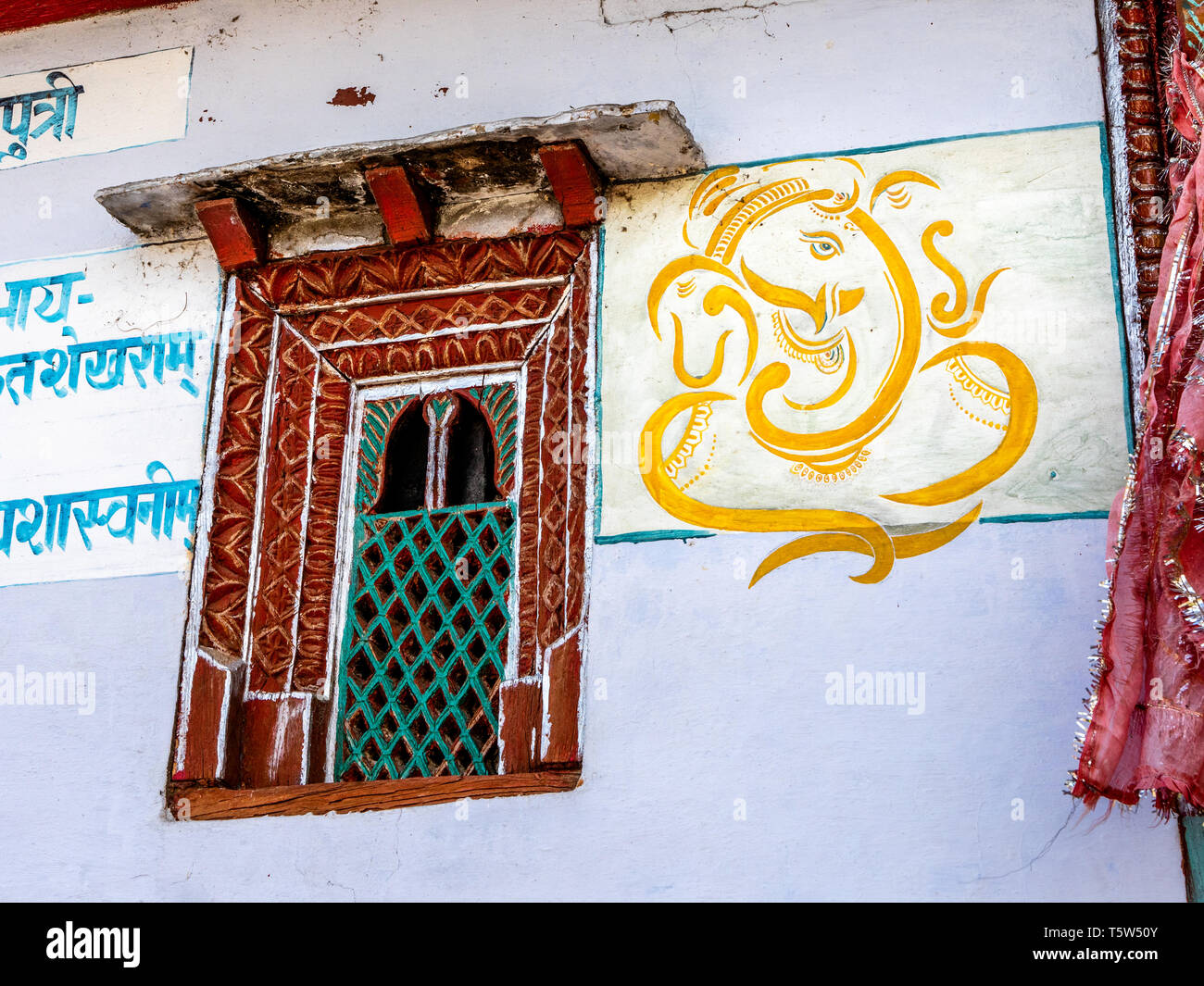 Stilisierte Zeichnung von Ganesh durch eine dekorierte Fenster der wichtigsten Haus in Supi Dorf im Tal des Saryu Uttarakhand Himalaya im Norden Indiens Stockfoto