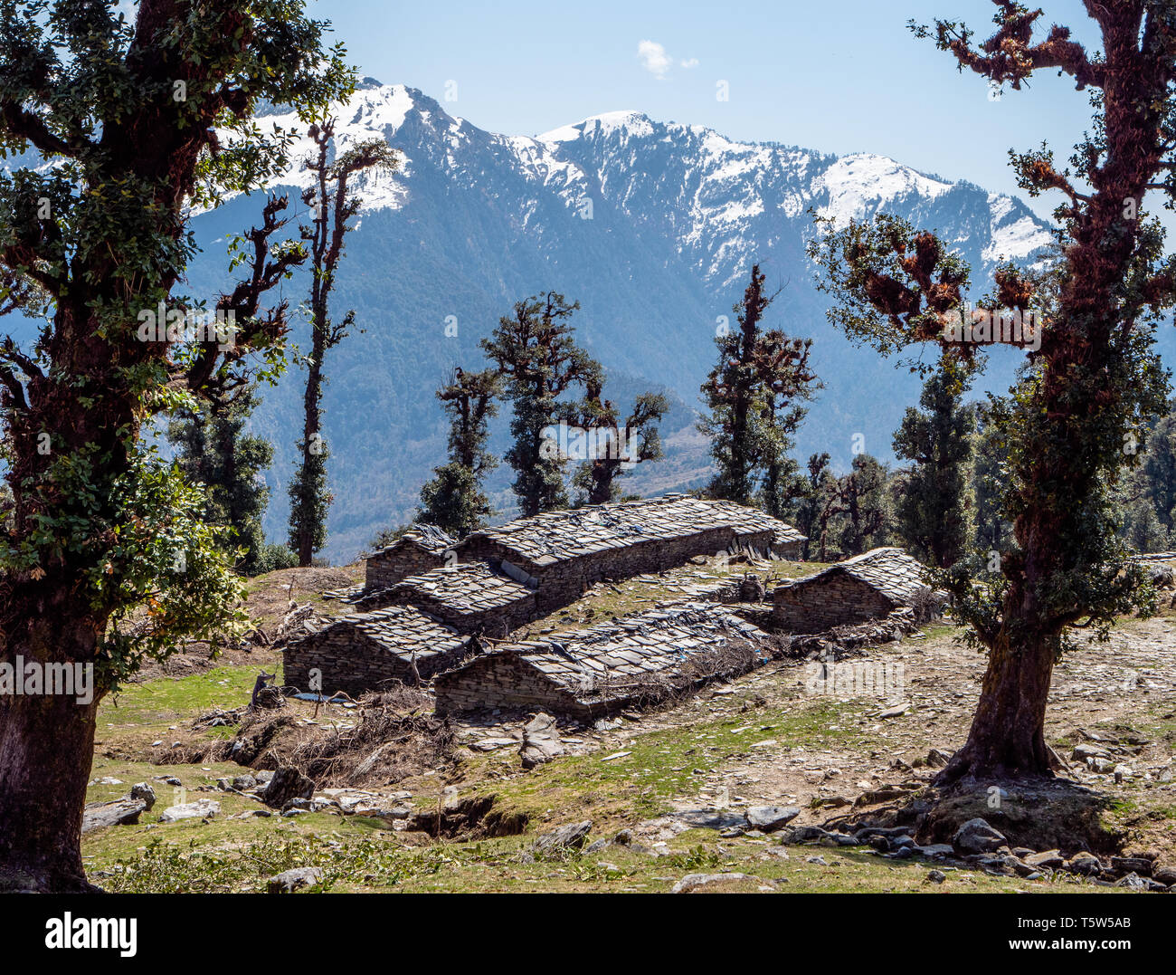 Der Stein Hirte Hütten und Tierheime in Almen im Himalaya über dem Saryu Tal in Uttarakhand im Norden Indiens Stockfoto