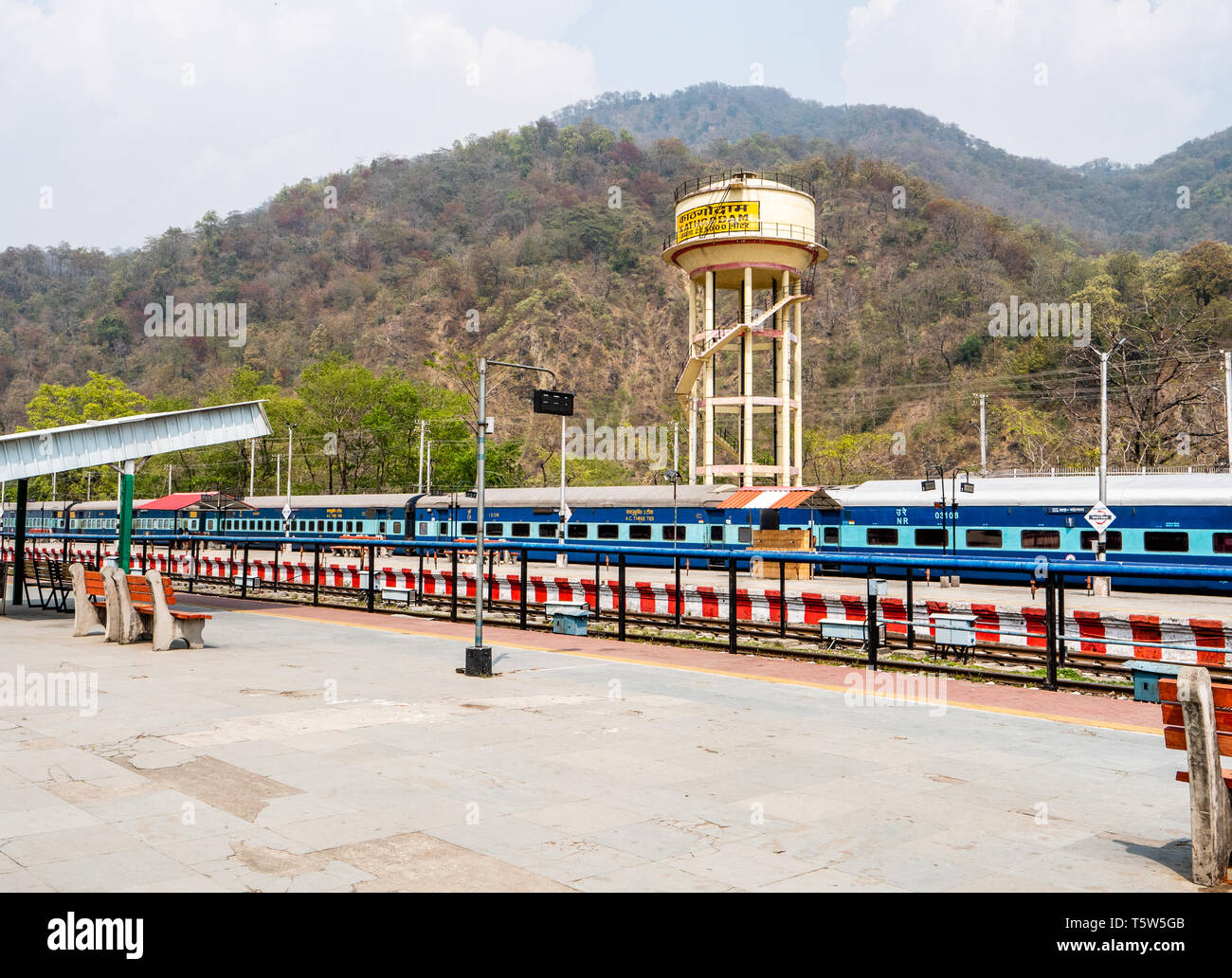 Ramgarh Indian Railways station in Uttarakhand im Norden Indiens mit dem Shatabdi Express warten auf New Delhi reisen Stockfoto