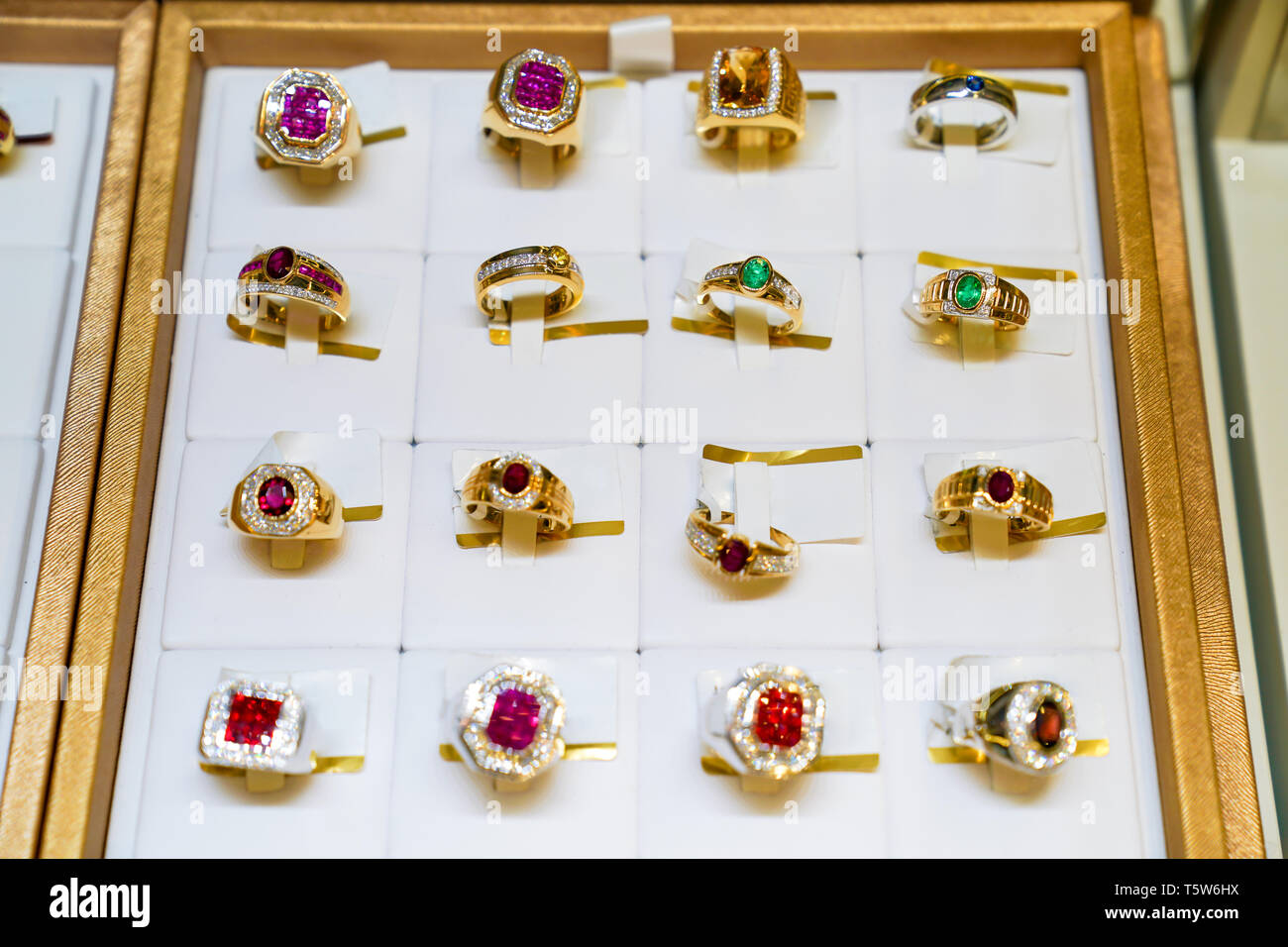 Viele Typ Edelstein Ring jewely auf dem goldenen Teller anrichten, im Display, Jewely speichern. Stockfoto