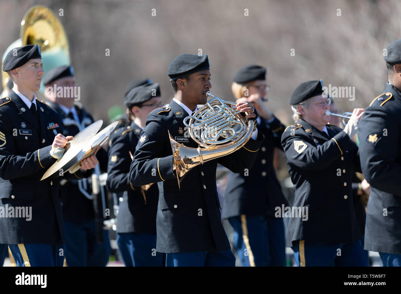 Chicago, Illinois, USA - März 16, 2019: St. Patrick's Day Parade, Mitglieder der United States Army marching band, die bei der Parade Stockfoto