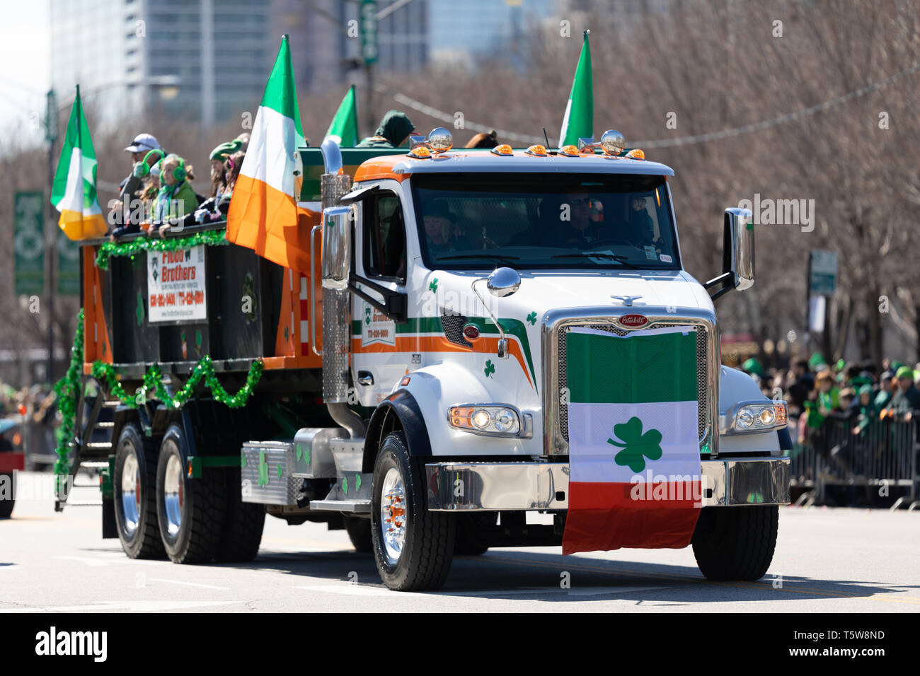 Chicago, Illinois, USA - März 16, 2019: St. Patrick's Day Parade, großen Lkw Peterbilt mit Irischen flags, Columbus dr. Stockfoto