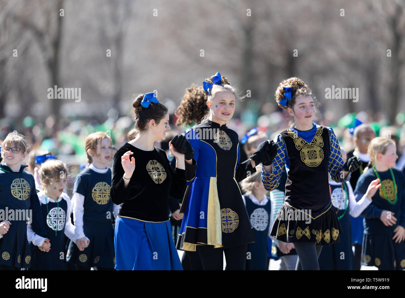 Chicago, Illinois, USA - März 16, 2019: St. Patrick's Day Parade, irischen Tänzern aus der Foy Schule traditioneller Irischer Tanz, nach Columbus Dr d Stockfoto