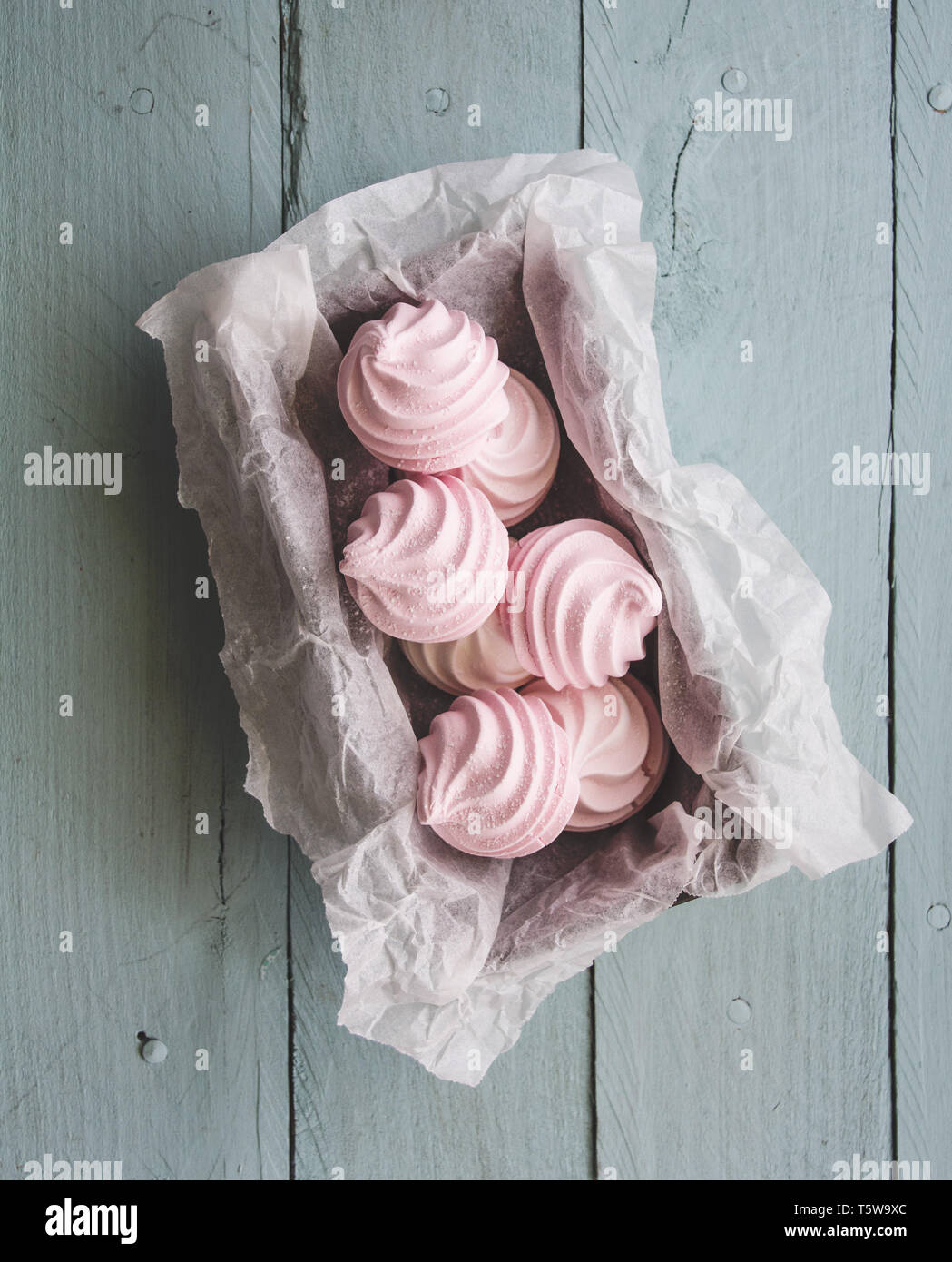 Eine rechteckige Dose rosa swirly Baisers Stockfoto