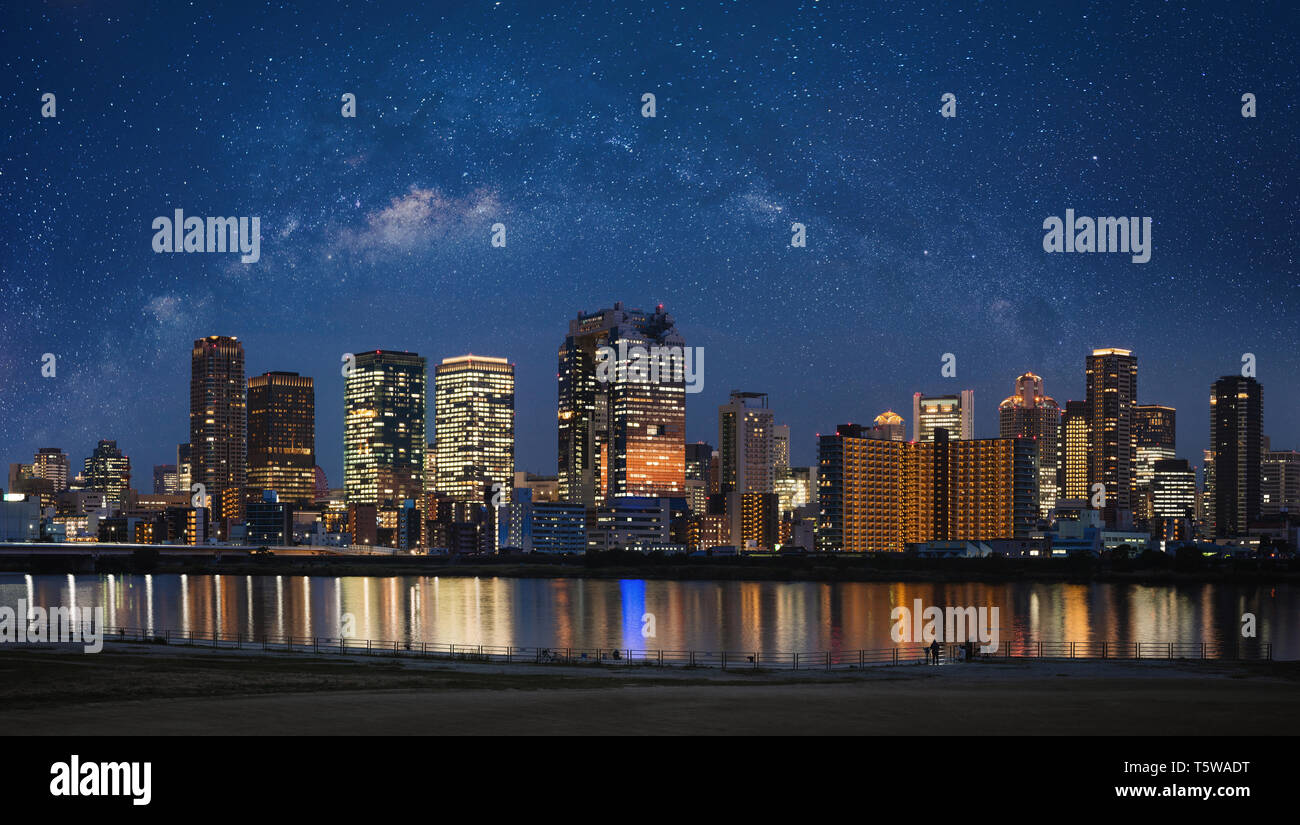 Osaka City View in Kansai, Japan in der Nacht mit Sternenhimmel. Panoramablick auf die Stadt Hintergrund Stockfoto