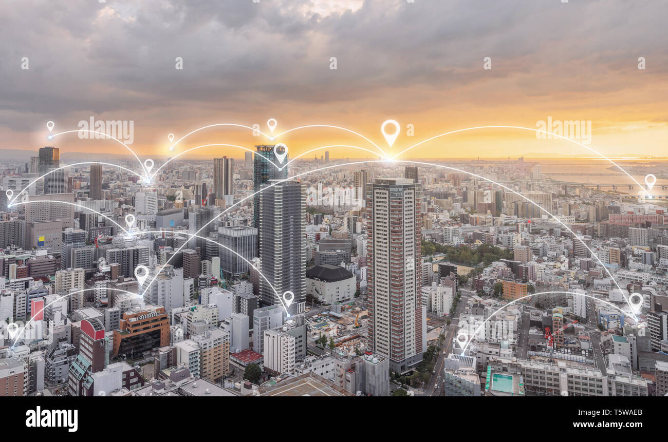 Netzwerk Anschlusstechnik in der Stadt. Karte pin GPS-Navigationstechnologie in der Stadt bei Sonnenuntergang Stockfoto