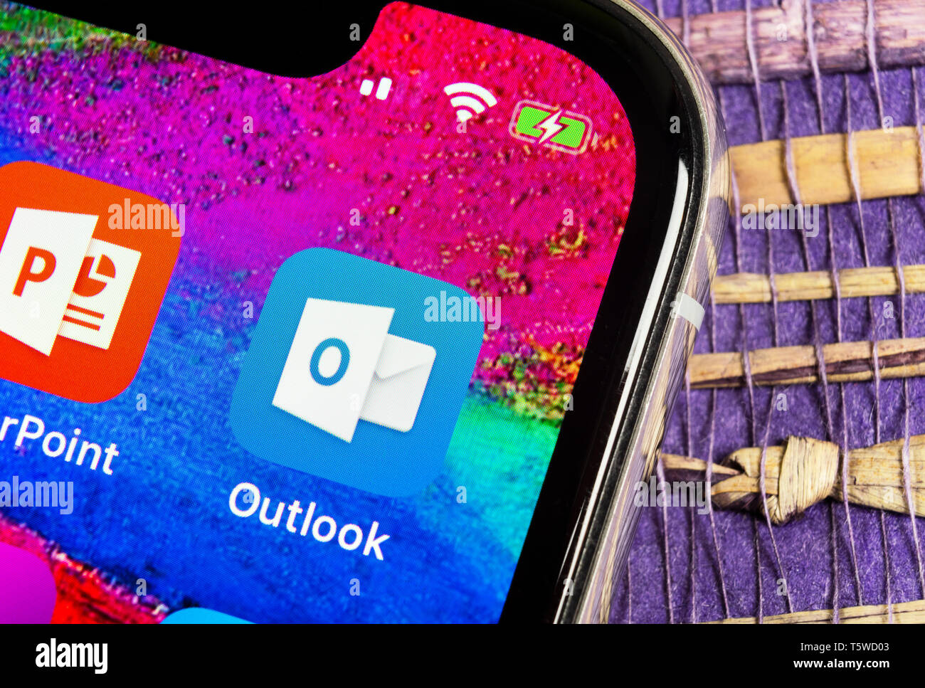 Helsinki, Finnland, 17. Februar 2019: Microsoft Outlook office Symbol auf Apple iPhone X-close-up. Microsoft Outlook Symbol der App. Microso Stockfoto