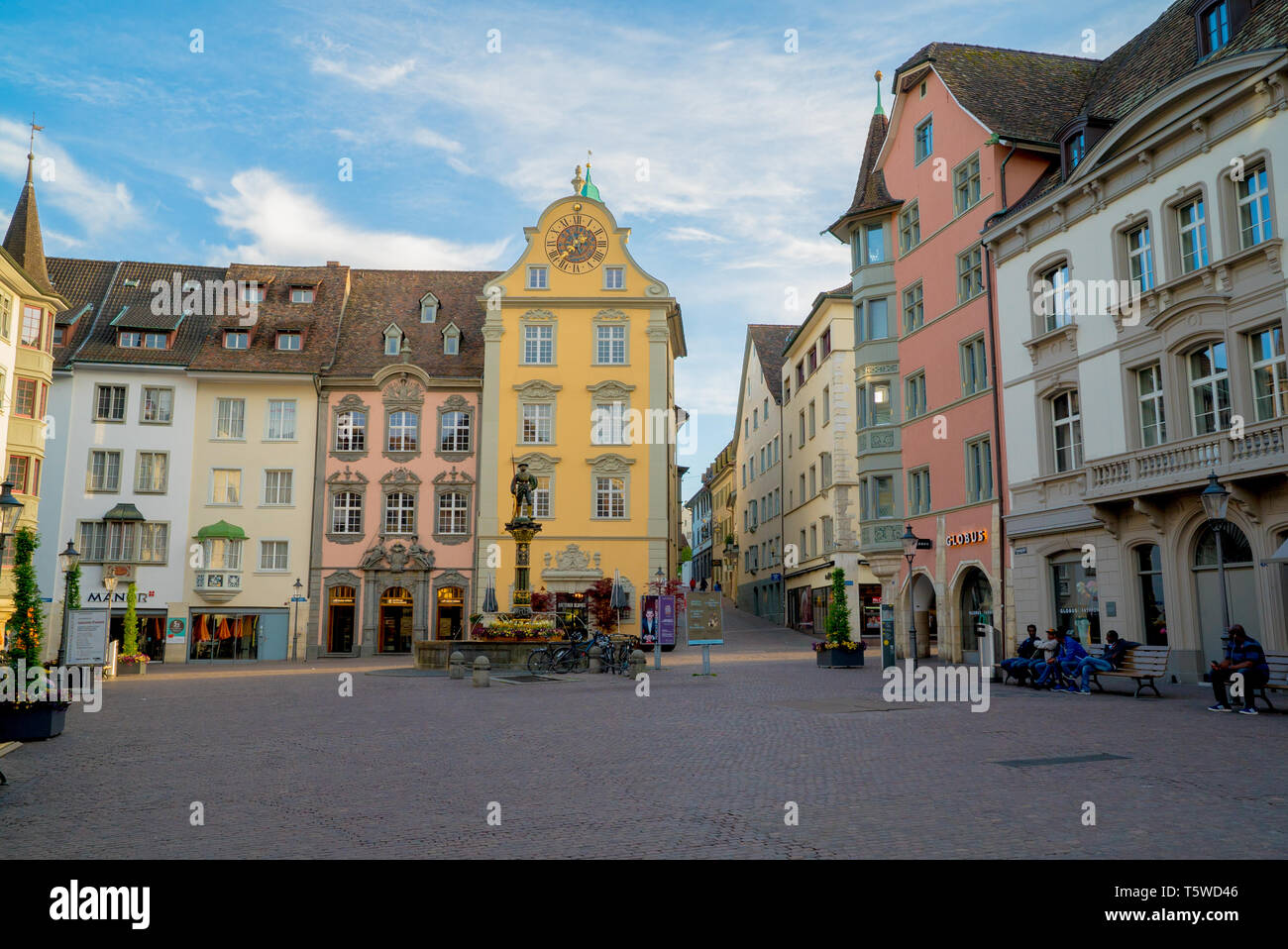 Schweiz. Stadt Am Bodensee 5 Buchstaben Schaffhausen, SH, Schweiz - 22 April 2019: Der historische Brunnen und