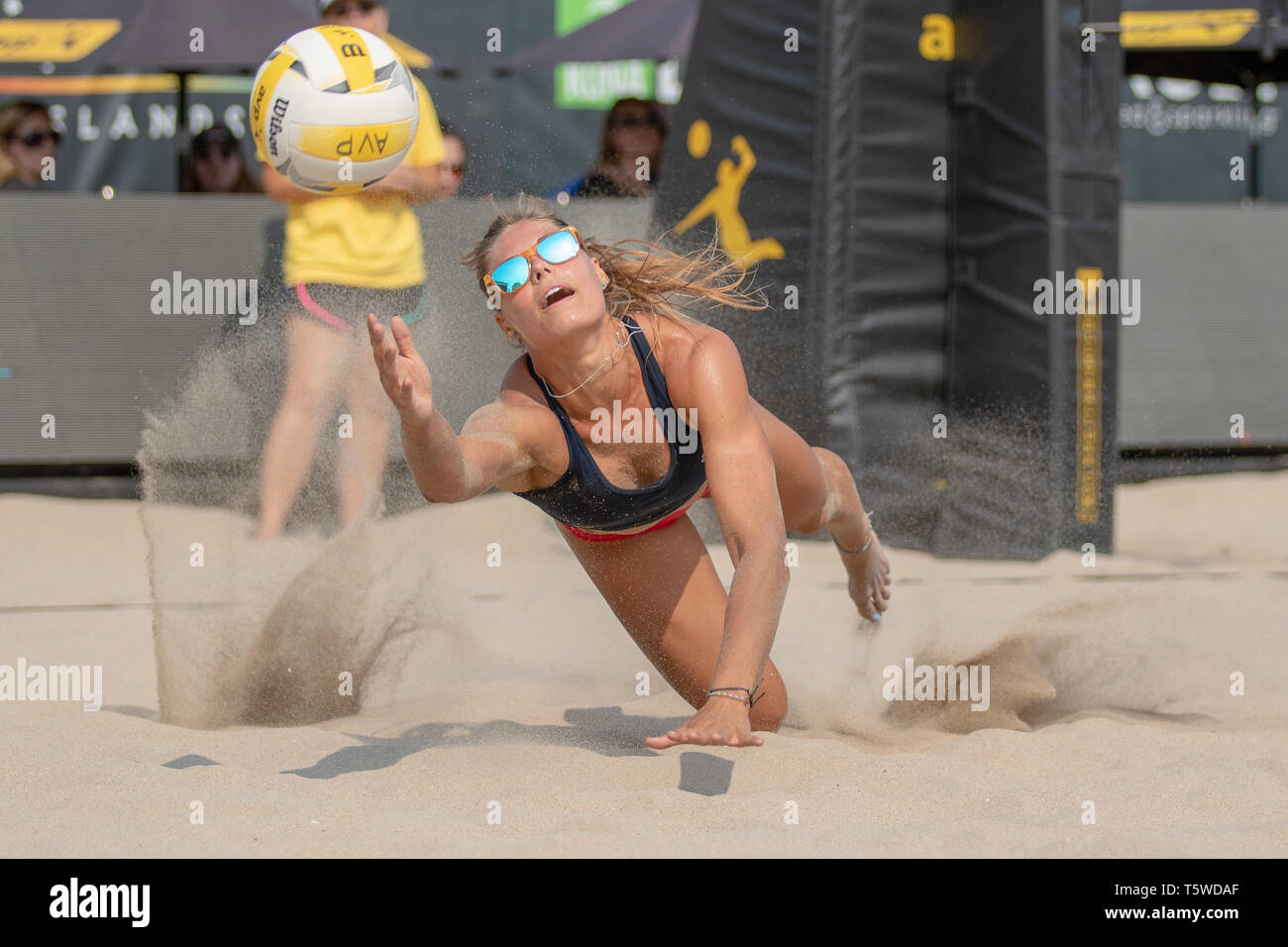 Hailey Harward gräbt die Kugel während Hauptfeld Aktion an der AVP Hermosa Beach Open am 28. Juli 2018. (J. Geldermann/Alamy Live-Nachrichten) Stockfoto